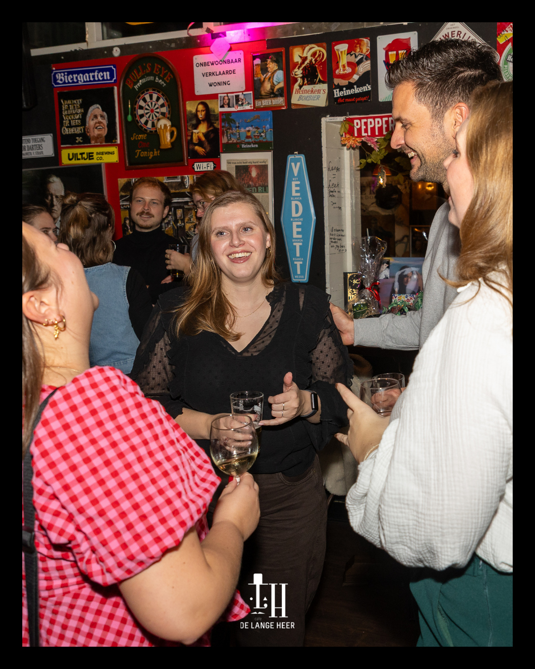 Vrienden praten en lachen bij de bar