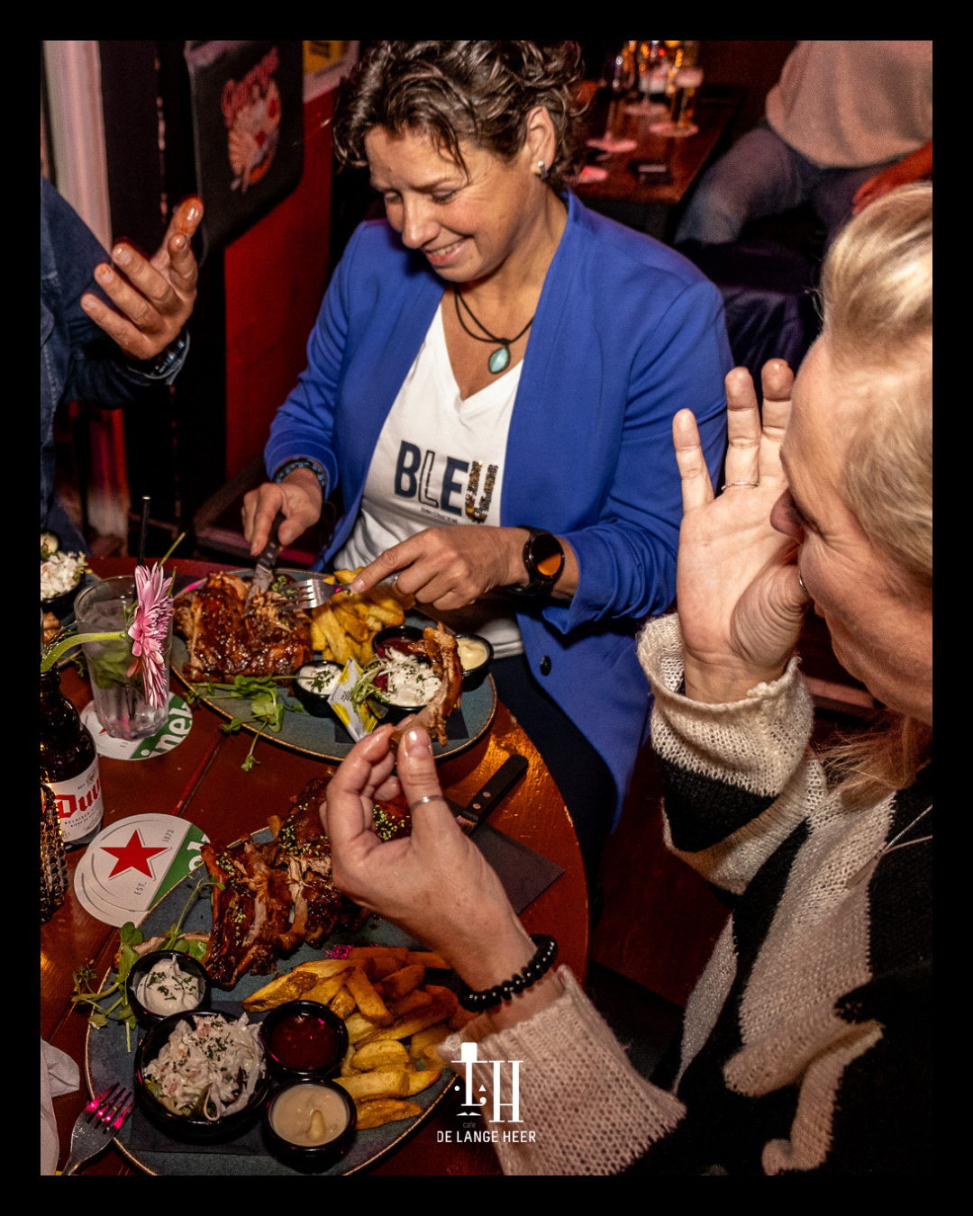 Vrienden eten samen tijdens een pensioenfeest