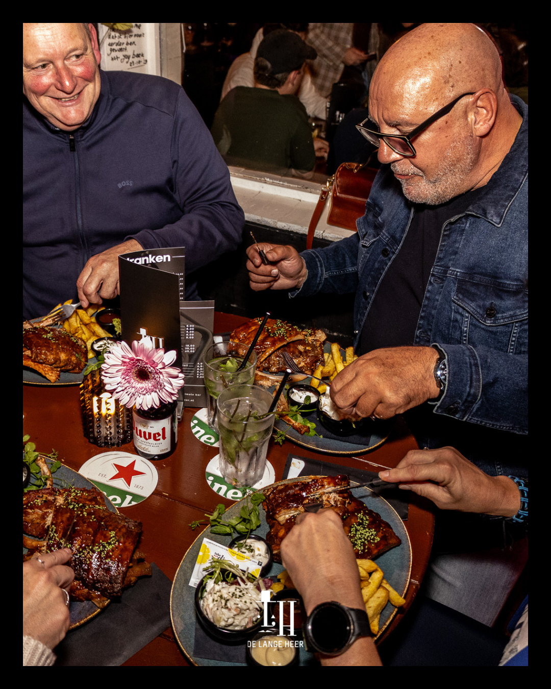 Spareribs, friet en drankjes op tafel bij De Lange Heer