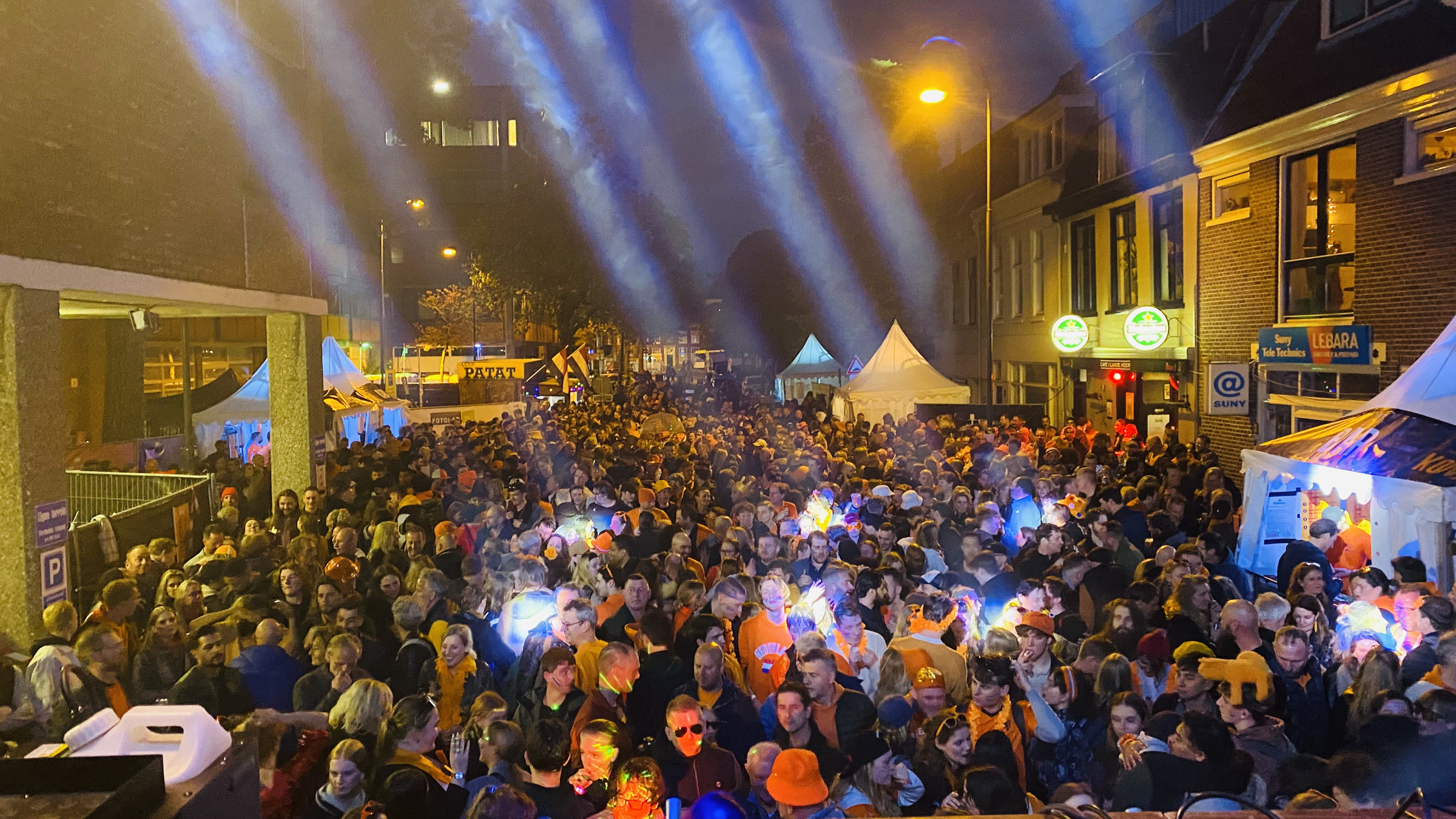 Koningsdag menigte met lichtshow De Lange Heer