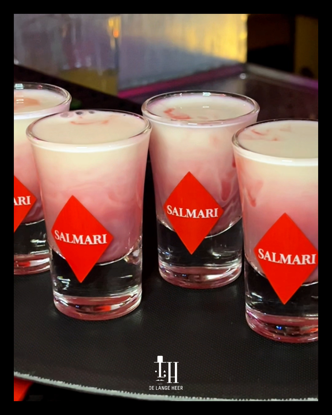 Shotjes Salmari op de bar
