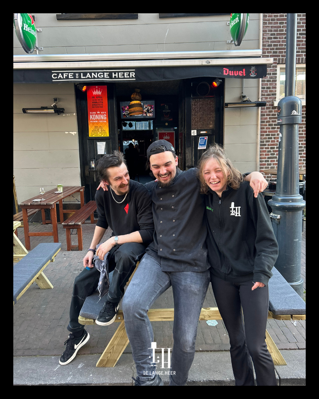 Team voor de gevel van Café de Lange Heer