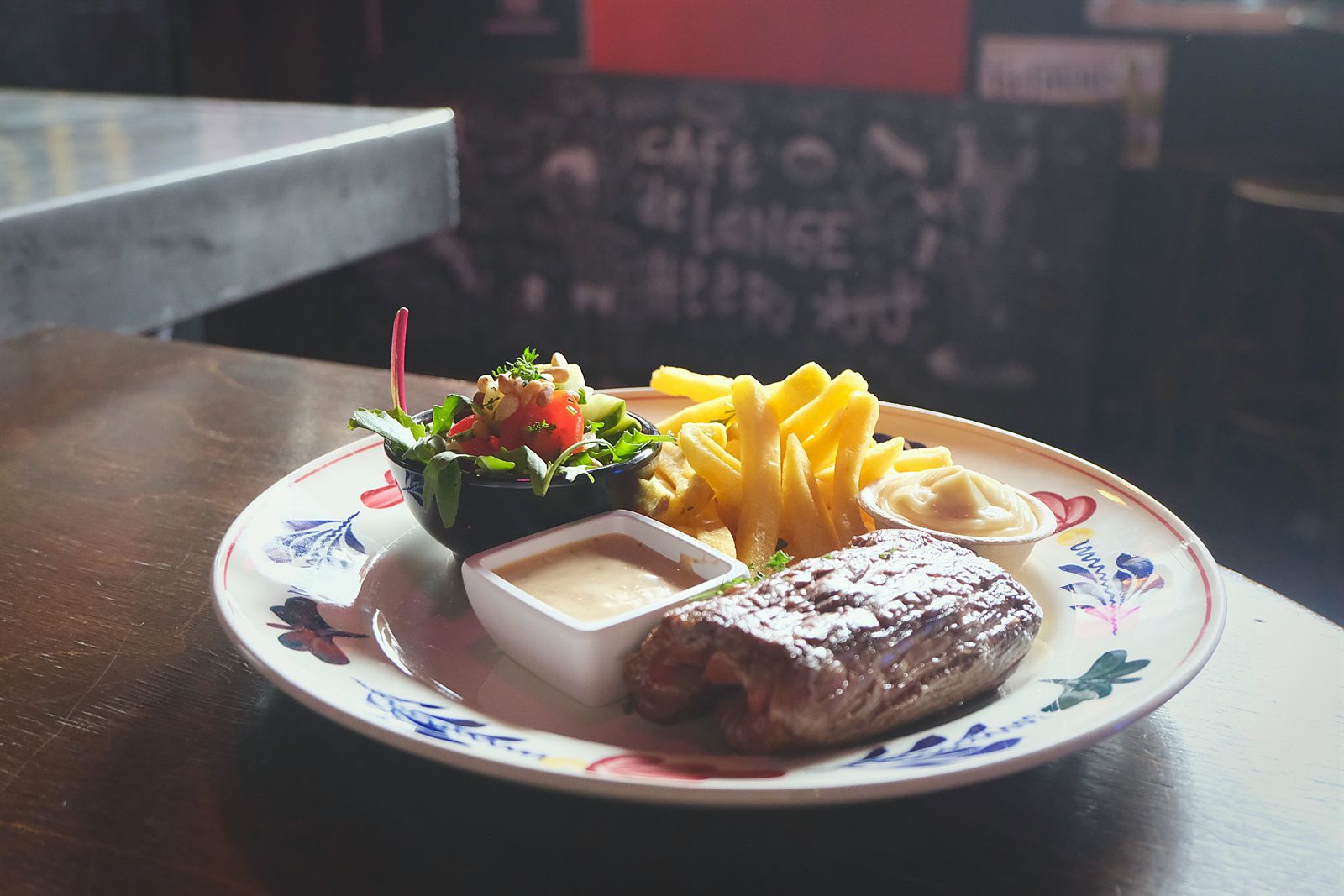 Biefstuk met friet bij Café de Lange Heer