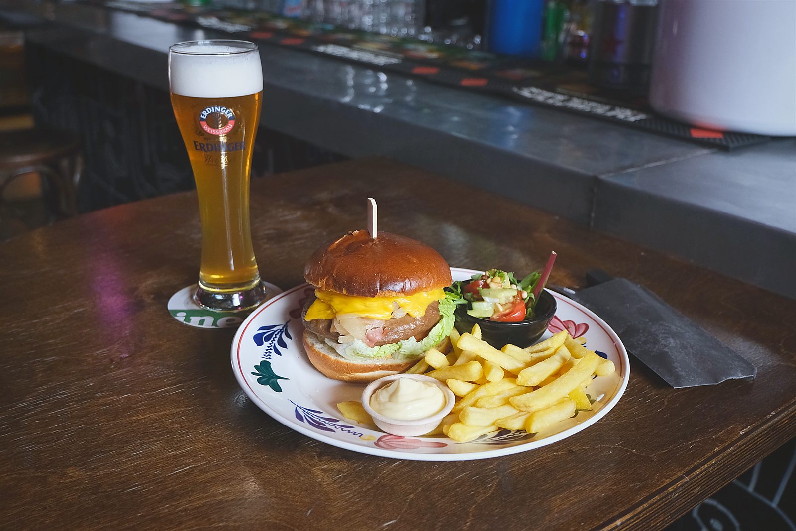 Burger met friet en salade bij Café de Lange Heer