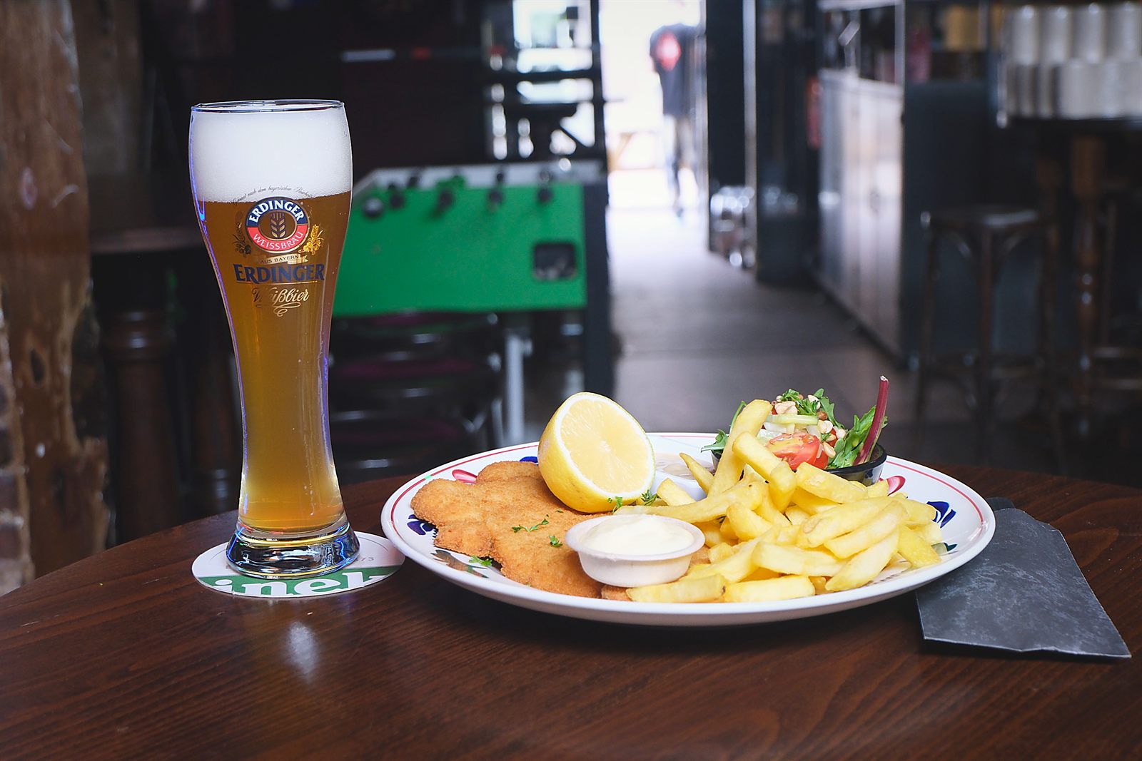 Schnitzel met friet en een biertje bij Café de Lange Heer