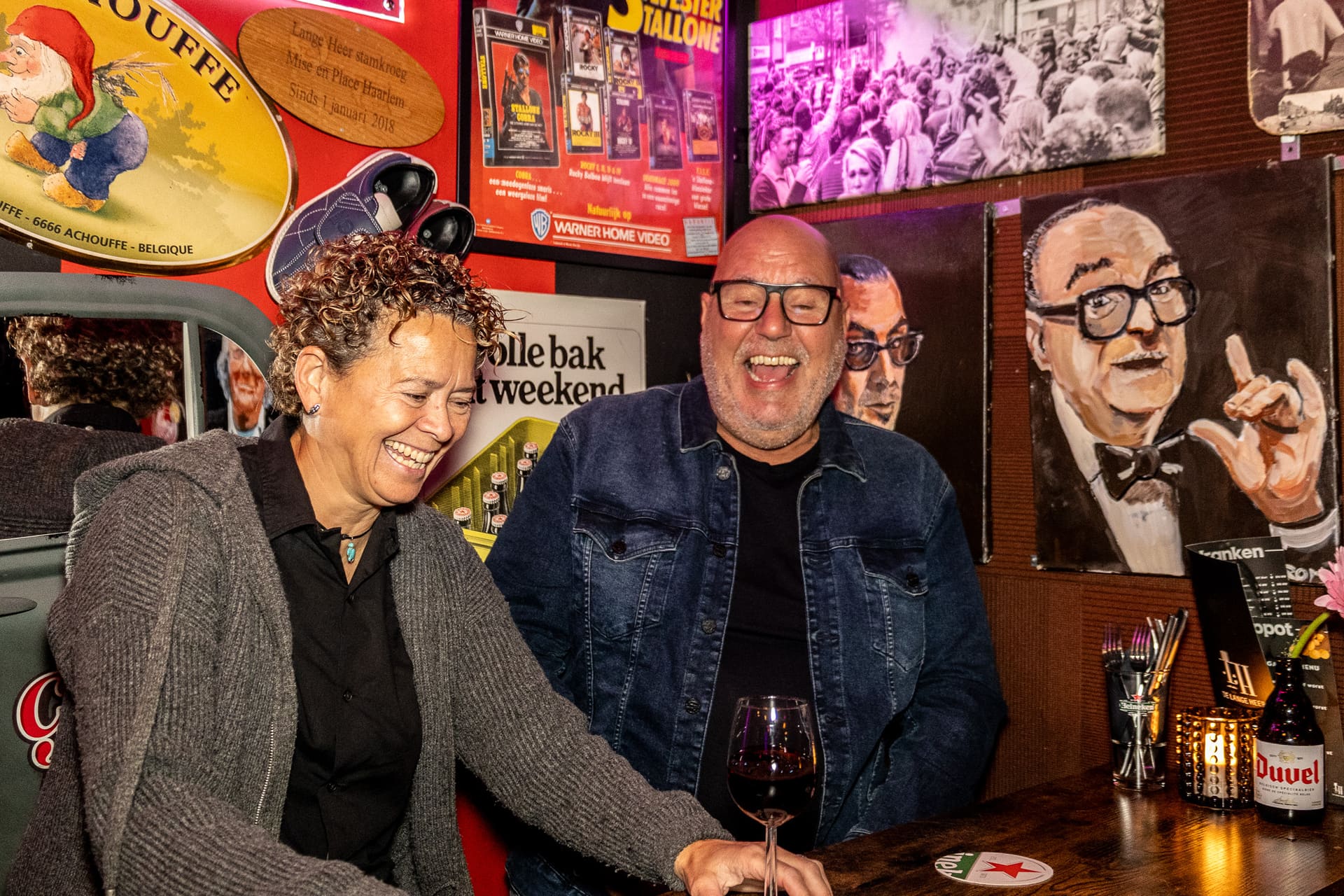 Eigenaren lachen aan de bar bij De Lange Heer