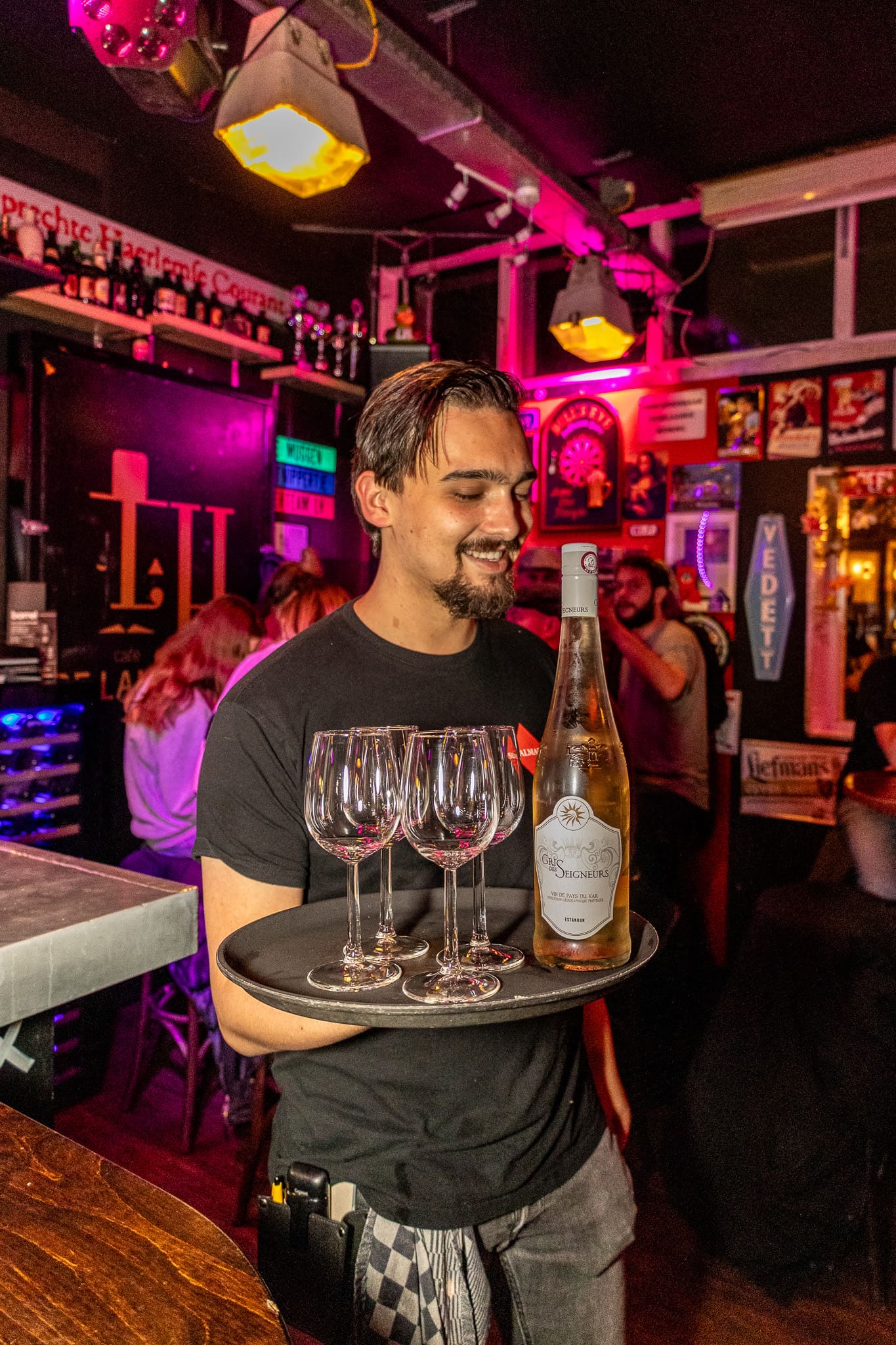 Bartender serveert wijn in sfeervolle verlichting