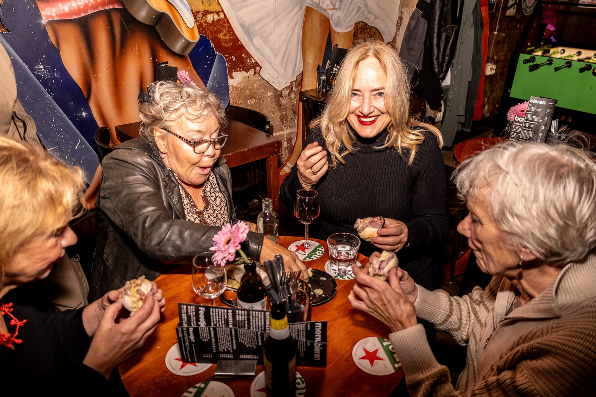 Lachende gasten aan tafel