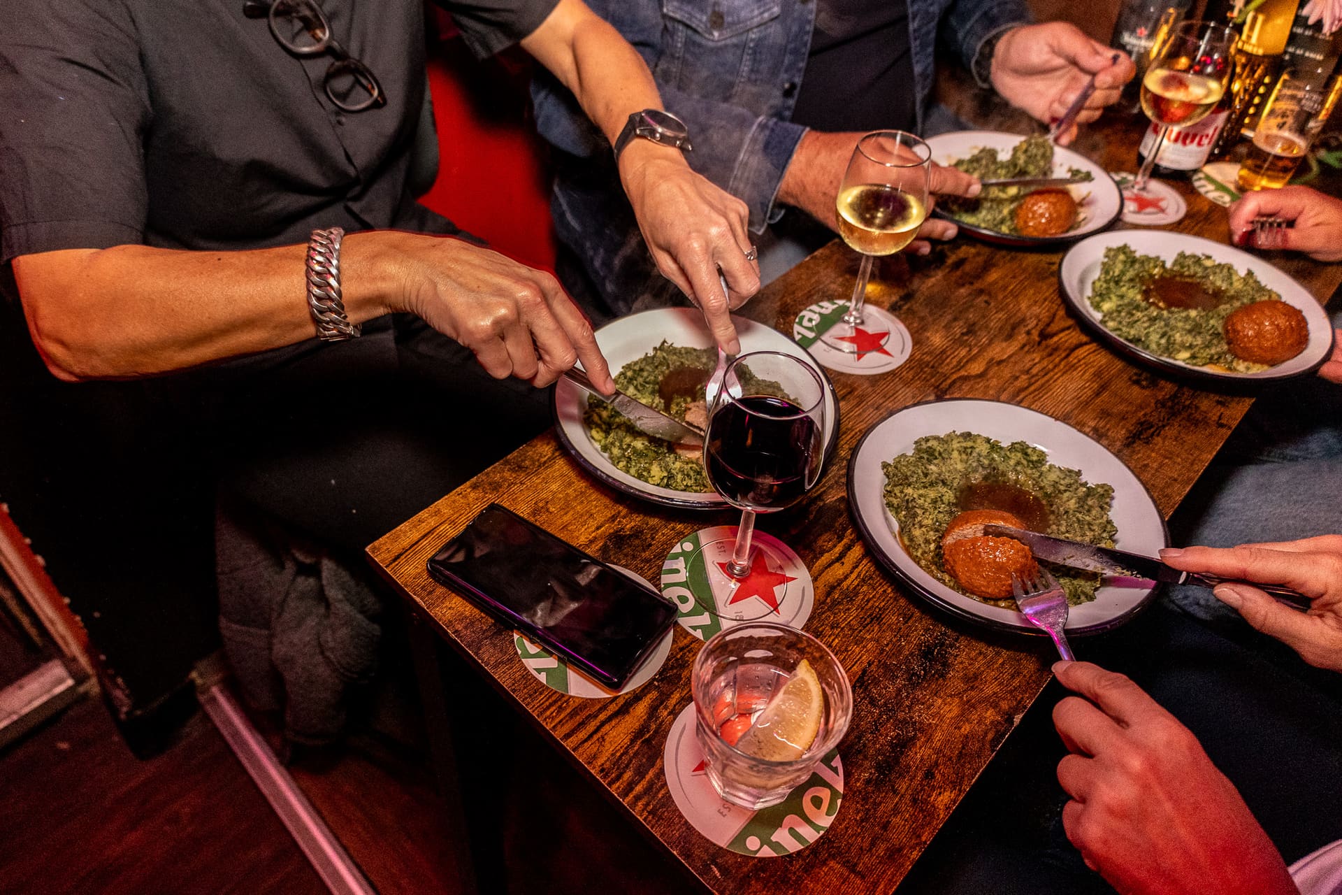 Tafel met eten en drankjes