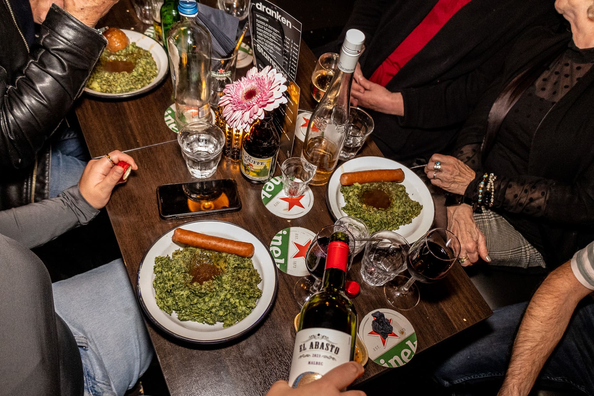 Borden boerenkoolstamppot met rookworst op tafel bij De Lange Heer
