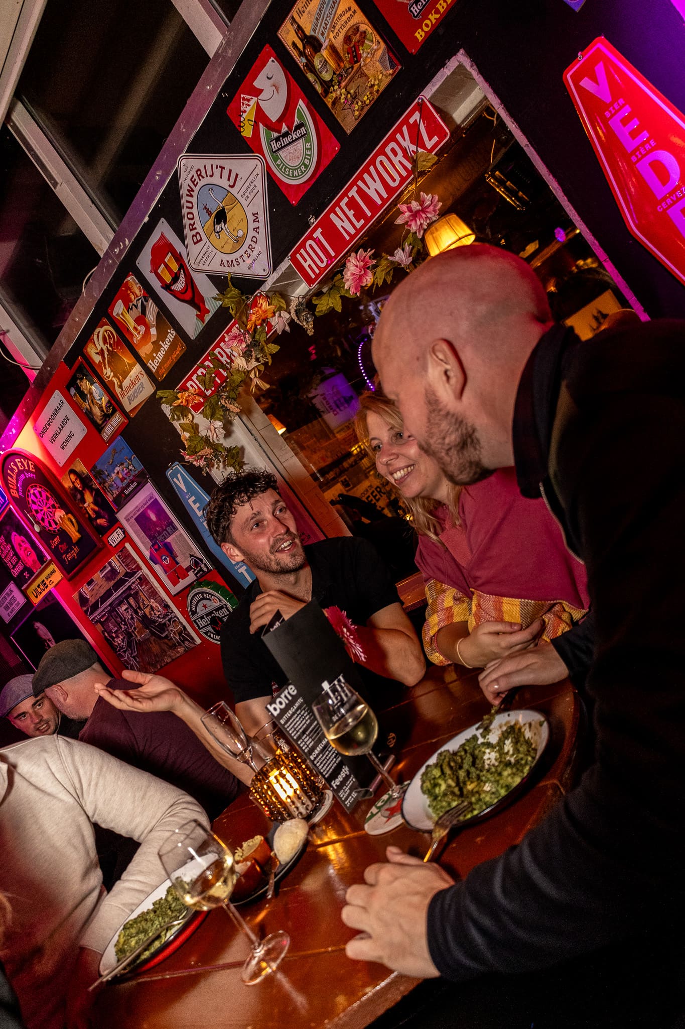 Team aan tafel met drankjes
