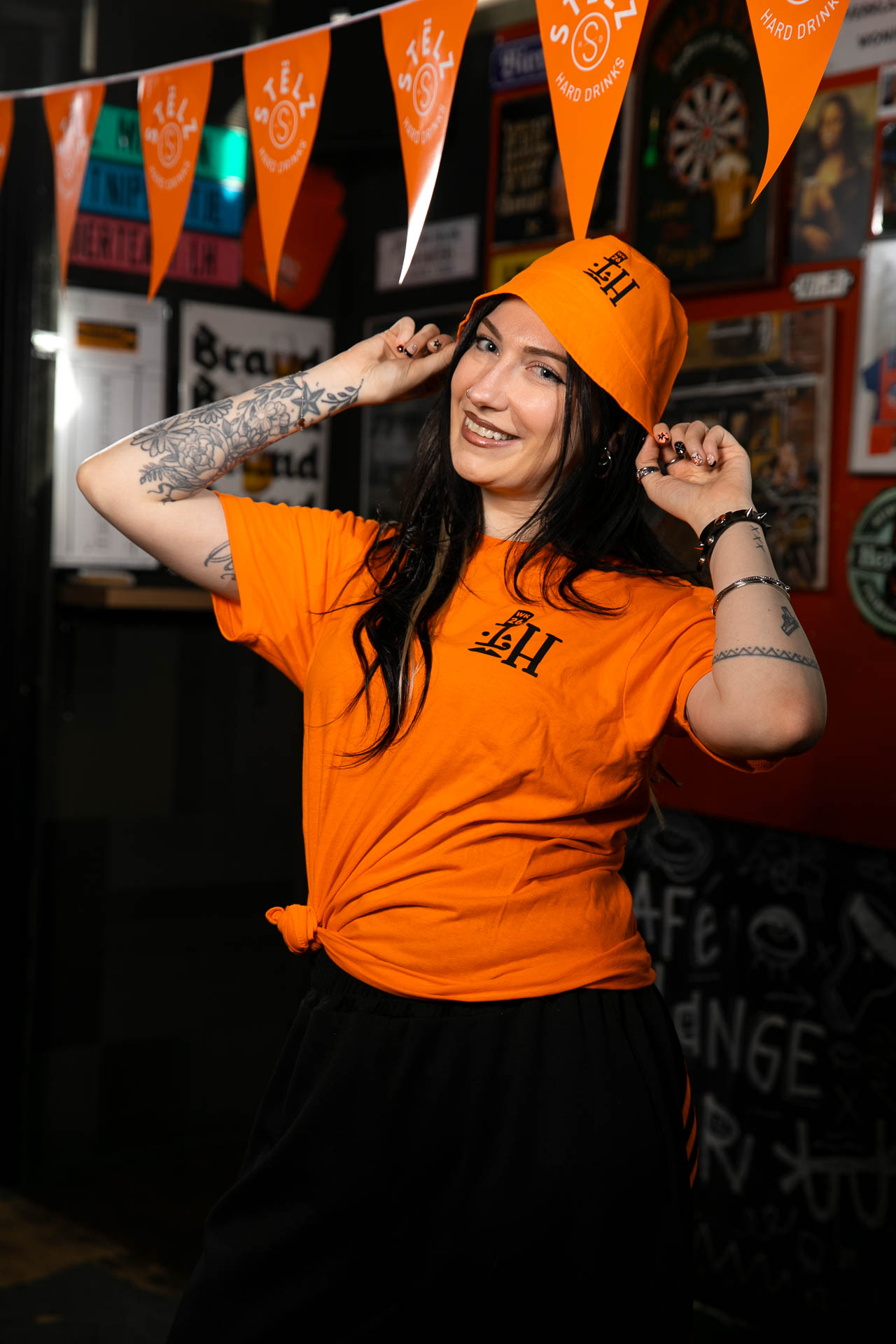 Vrouw draagt de Lange Heer WK-kit met t-shirt en hoedje