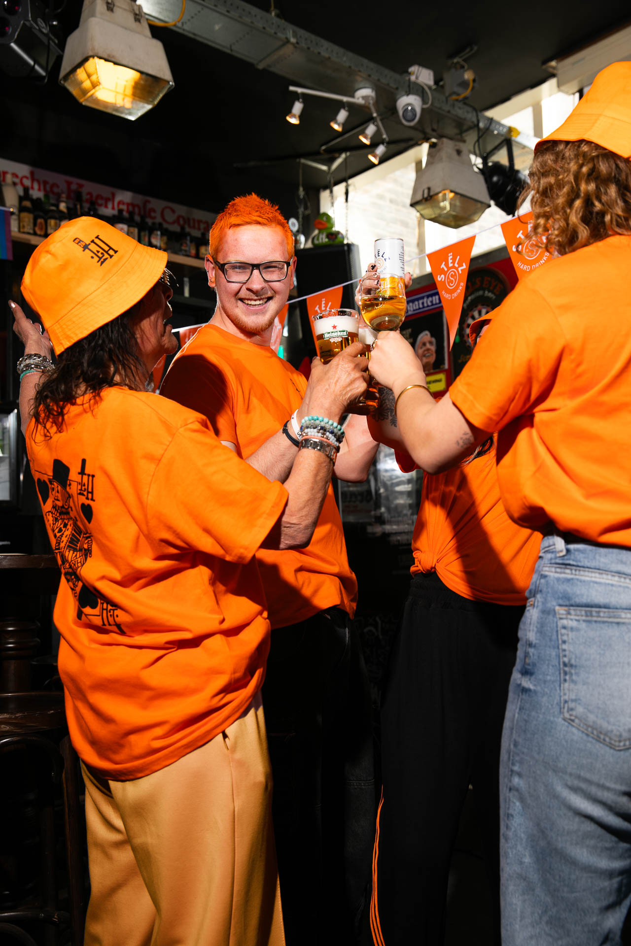 Sfeer met WK-kit in de zaak