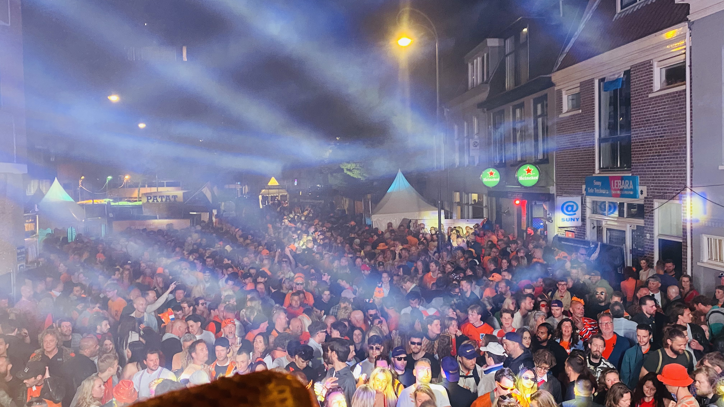 Buitenpodium met lasers en menigte